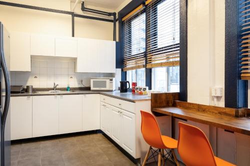 キッチン, ザ ゲストハウス バンクーバー ダウンタウン (The Guesthouse Vancouver Downtown) in バンクーバー（BC）