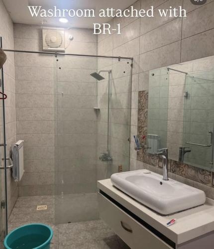 Shower, Shahnoor Cottages Luxury Apartments, Changla Gali in Ayubia