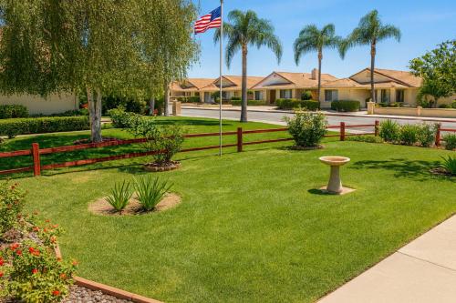 Harvest moon room with TV near Wine Country in Hemet, USA