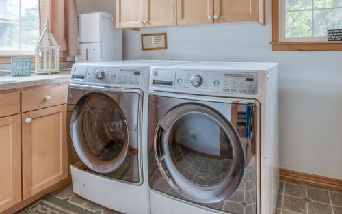 Sheltering Pines 4 Br cottage by RedAwning – Depoe Bay, OR