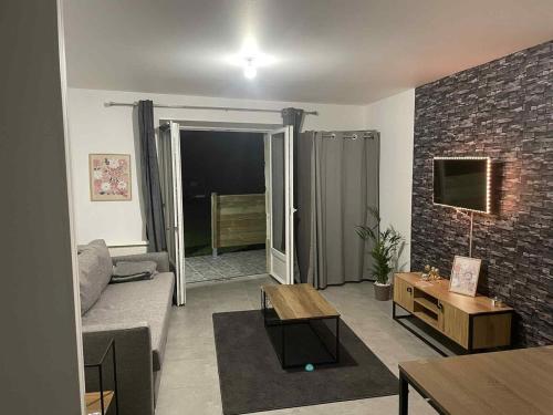 Studio with garden terrace and free parking