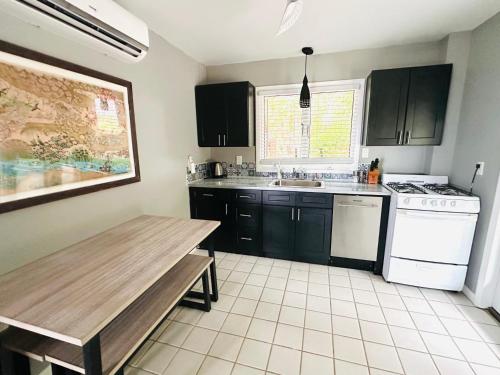 Seadmed, Featherstone Downstairs Apartment, Cayman Brac in The Moorings