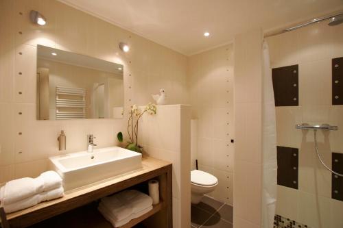 浴室, 拉巴斯蒂德弗雷酒店 (La Bastide de Freinet) in 旺克市中心