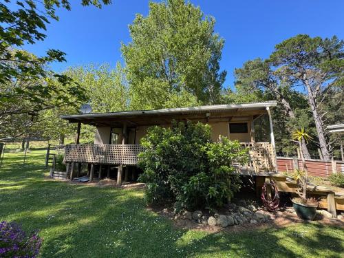 . Deerview Cabin in Coastal Mataikona