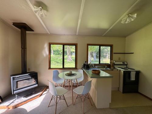 Deerview Cabin in Coastal Mataikona in Whakataki