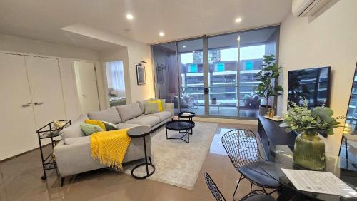 LUXE Waterloo 1 bed with parking gym & pool