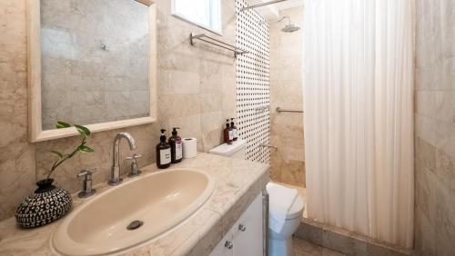 MiraNamin Nest LANTANA - Luxury Suite in Unique Historic Home with Garden Access, Indoor Plunge Pool, Self-Service Breakfast, Rooftop, Bathtub, Private Kitchen, Manila (foto 10)