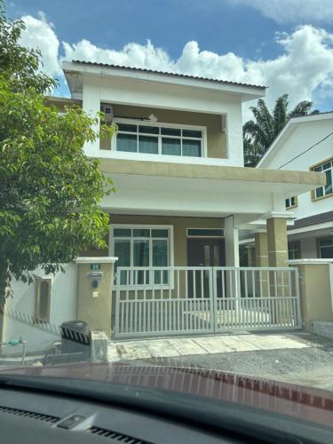 Healing Homestay 3 Bed Aircond Near Teluk Batik in Ayer Tawar