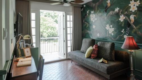 MiraNamin Nest CALACHUCHI - Cozy Room in Historic Home - Indoor Plunge Pool, Petite Desk, Garden View with Balcony, Self-Service Breakfast, Guest Kitchen, Rooftop, Pet-Friendly, Manila (Foto 11)