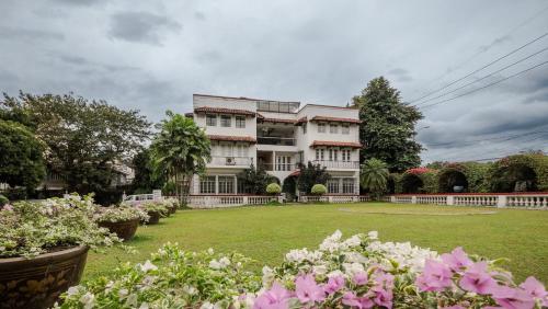 MiraNamin Nest CALACHUCHI - Cozy Room in Historic Home - Indoor Plunge Pool, Petite Desk, Garden View with Balcony, Self-Service Breakfast, Guest Kitchen, Rooftop, Pet-Friendly, Manila (Foto 5)