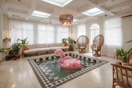 MiraNamin Nest CALACHUCHI - Cozy Room in Historic Home - Indoor Plunge Pool, Petite Desk, Garden View with Balcony, Self-Service Breakfast, Guest Kitchen, Rooftop, Pet-Friendly, Manila (Foto 3)