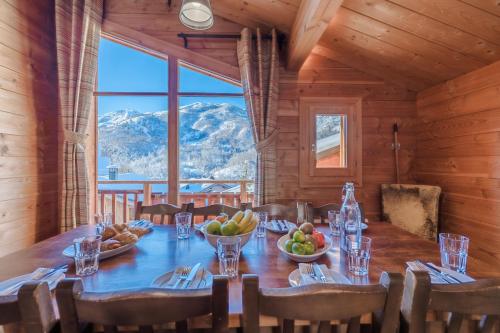 Cosy 4 bedroom chalet with hot tub (Chalet Velours), Saint-Marcel