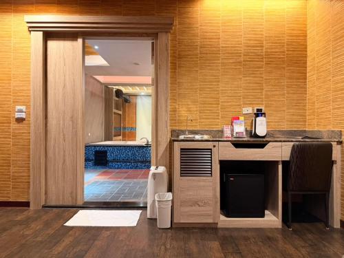 room detail thumbnail 1