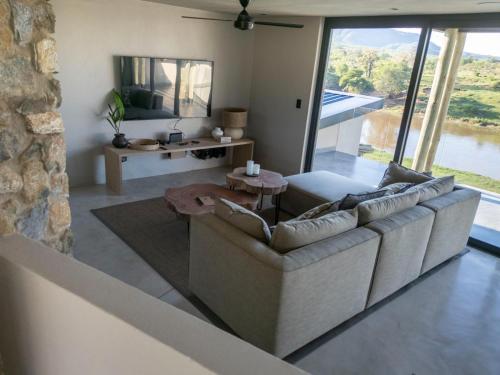 Koplietošanas atpūtas telpa ar TV, Izakithi River Villa in Matsulu