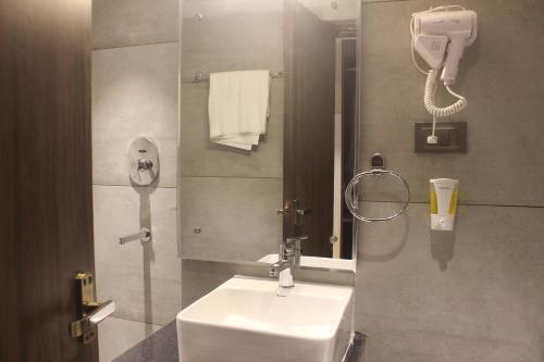Hotel Crown Plaza - image 3