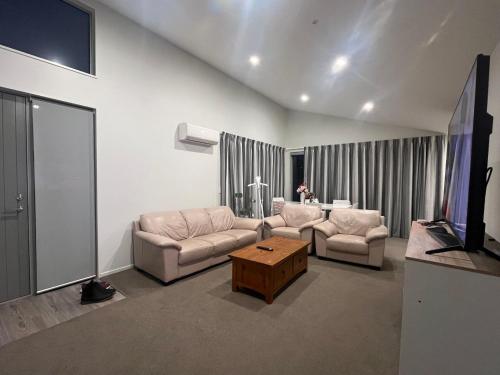 Central City Cozy Queen Room - image 3