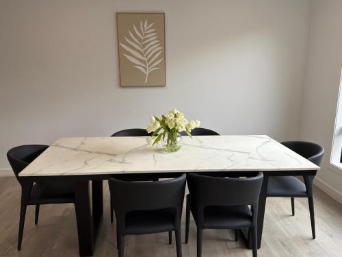 Connecting Palms - Kalkallo - Luxury 4 x Bedroom Holiday Home! in Mickleham