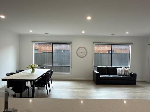 Connecting Palms - Kalkallo - Luxury 4 x Bedroom Holiday Home! in Mickleham