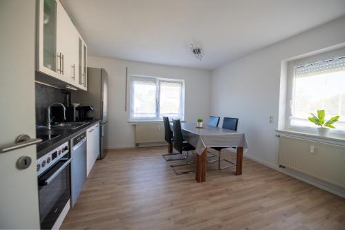 virtuve, W&P Living Wohnung mit Balkon Parkplatz in Langweid am Lech