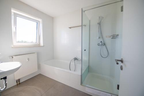 Zuhanyzó, W&P Living Wohnung mit Balkon Parkplatz in Langweid am Lech
