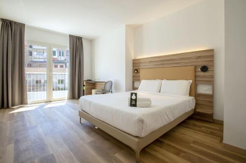 1 queen bed, 2 twin beds
