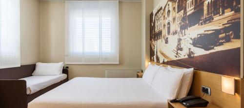 1 queen bed, 1 twin bed