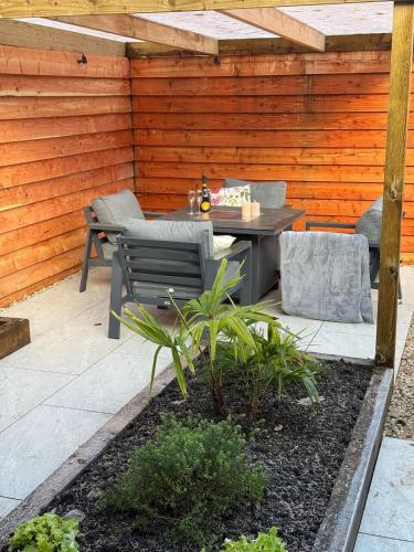 設施, Couples Luxury Holiday Let with Hot Tub Dorset with outdoor seating and a BBQ in 霍頓