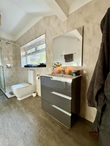 浴室, Couples Luxury Holiday Let with Hot Tub Dorset with outdoor seating and a BBQ in 霍頓