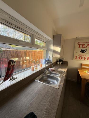 Couples Luxury Holiday Let with Hot Tub Dorset with outdoor seating and a BBQ in 霍頓