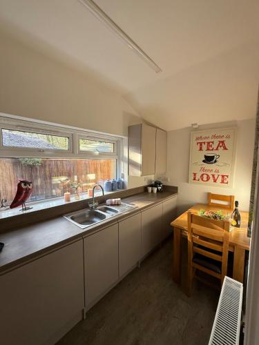 Couples Luxury Holiday Let with Hot Tub Dorset with outdoor seating and a BBQ in 霍頓