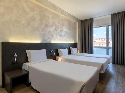 1 queen bed, 1 twin bed