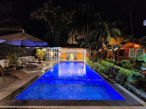 Swimming pool, Tranquill Riverside Luxury Chalets in Marra
