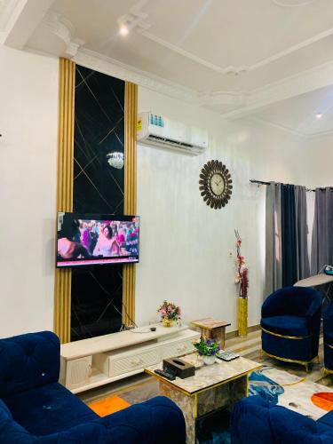 Exquisite 2 Bedroom Apartment with Swimming Pool At TseaddoAccra - image 4