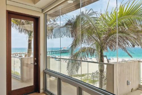 Luxury Four-Bedroom Oceanfront Townhome With Panoramic Pacific Views in Hermosa Beach (CA)