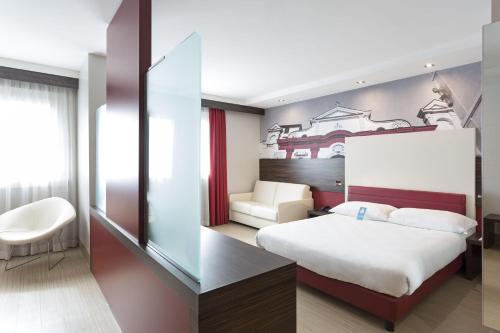 1 queen bed, 2 twin beds
