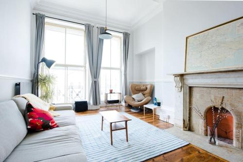 Spacious Regency Apartment - Old Town
