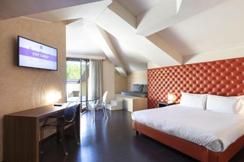 1 queen bed, 1 sofa bed