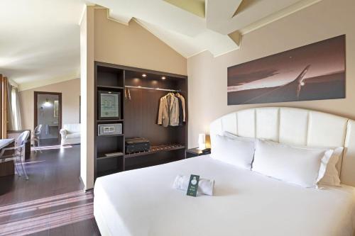 B&B Hotel Malpensa Lago Maggiore - Tap to explore photos