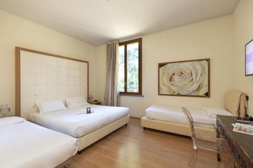 1 queen bed, 2 twin beds