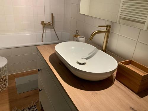 Bathroom, Apartment mit Garten - Garden view in Kleinmachnow
