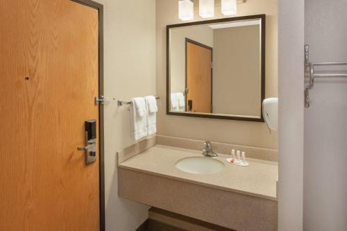 Baymont by Wyndham Galesburg - image 37