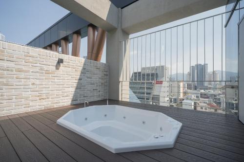 room detail thumbnail 2