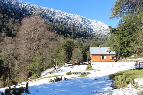 10 hectáreas de montaña con cabaña, senderos, saltos de agua y más