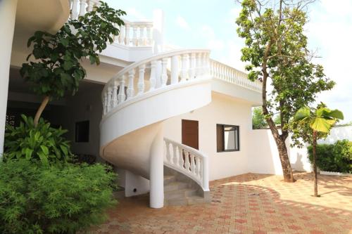 Maison Blanche Rooftop 7 min plage Ouidah – khách sạn tại Bopa