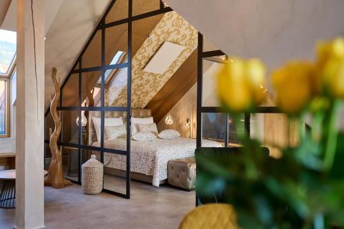 1 king bed, 1 sofa bed