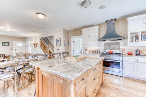 Apollos Corner - Meredith Lodging - main image