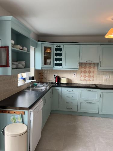 廚房, Sunny Rosslare Strand Holiday Home in 羅斯萊爾