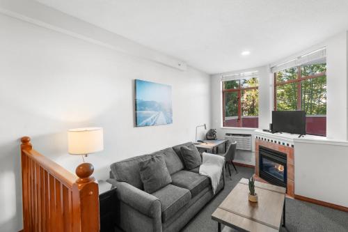 Alpenglow Lodge Large Studio with Dedicated Work Space by MVA in Whistler, Canada