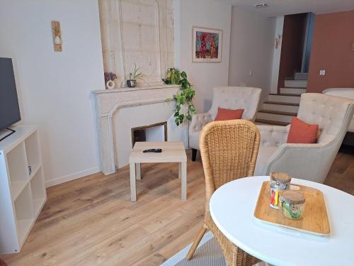 La porte Bleue - appartement juste renove - tres propre - grand confort - lumineux - calme - centre - Saint-Pompain