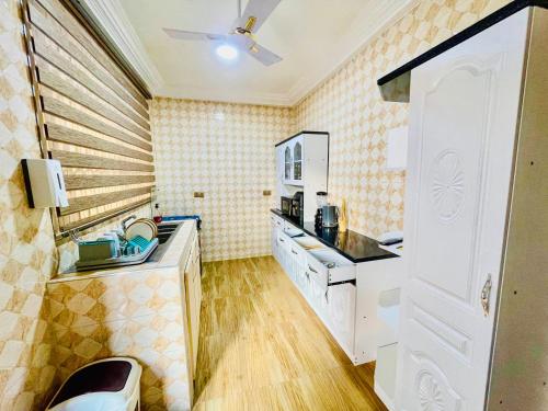 Caroline Appt-spacious deluxe 2 bedroom appt - Tap to explore photos